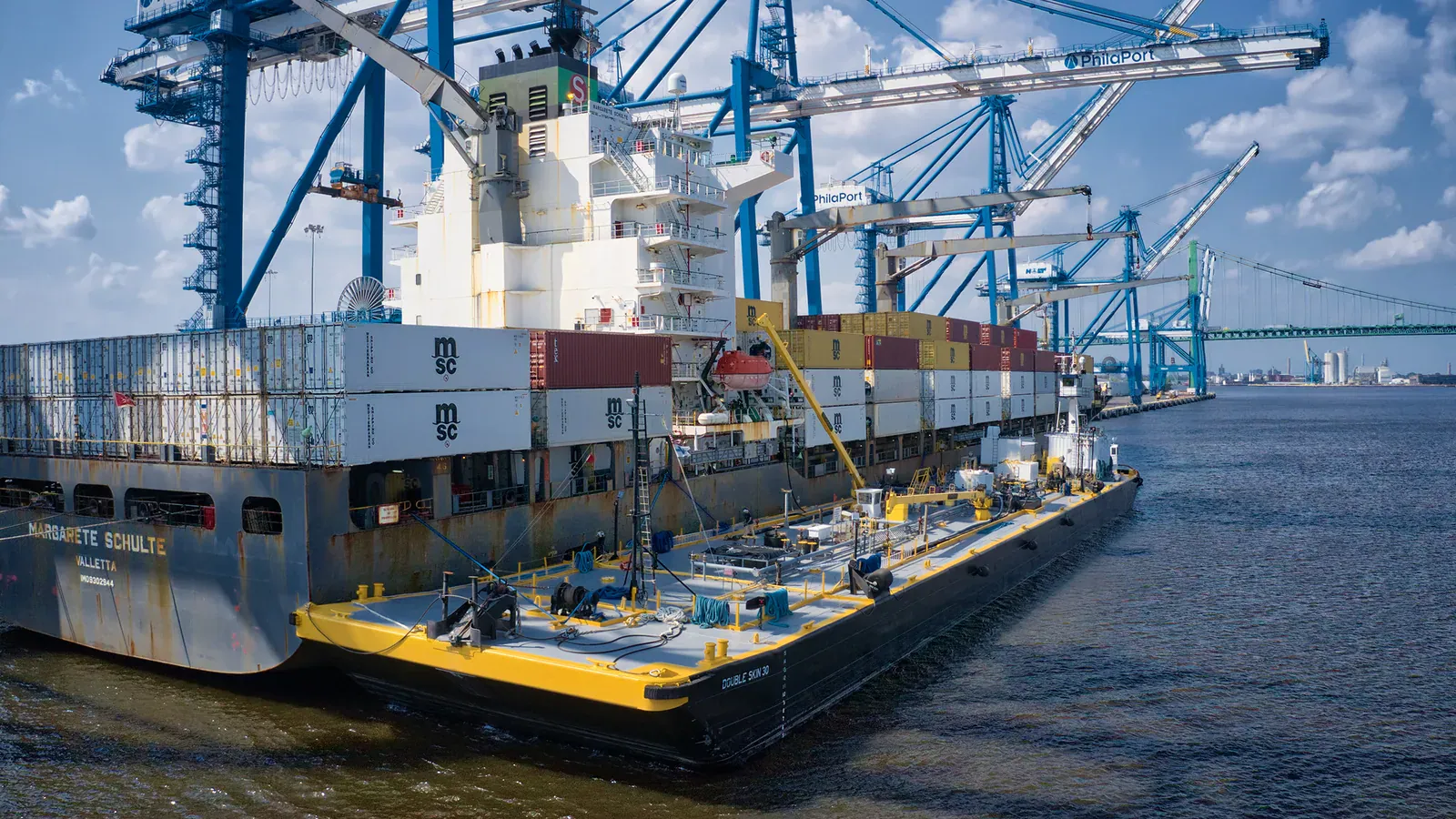 Bunker barge Double Skin 30 alongside the container ship Margarete Schulte during a fuel transfer